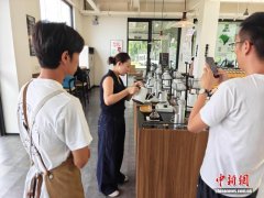 游客普洱品尝咖啡 感受云南慢生