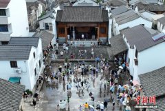 杭州千年古村“洗街”消暑：别样